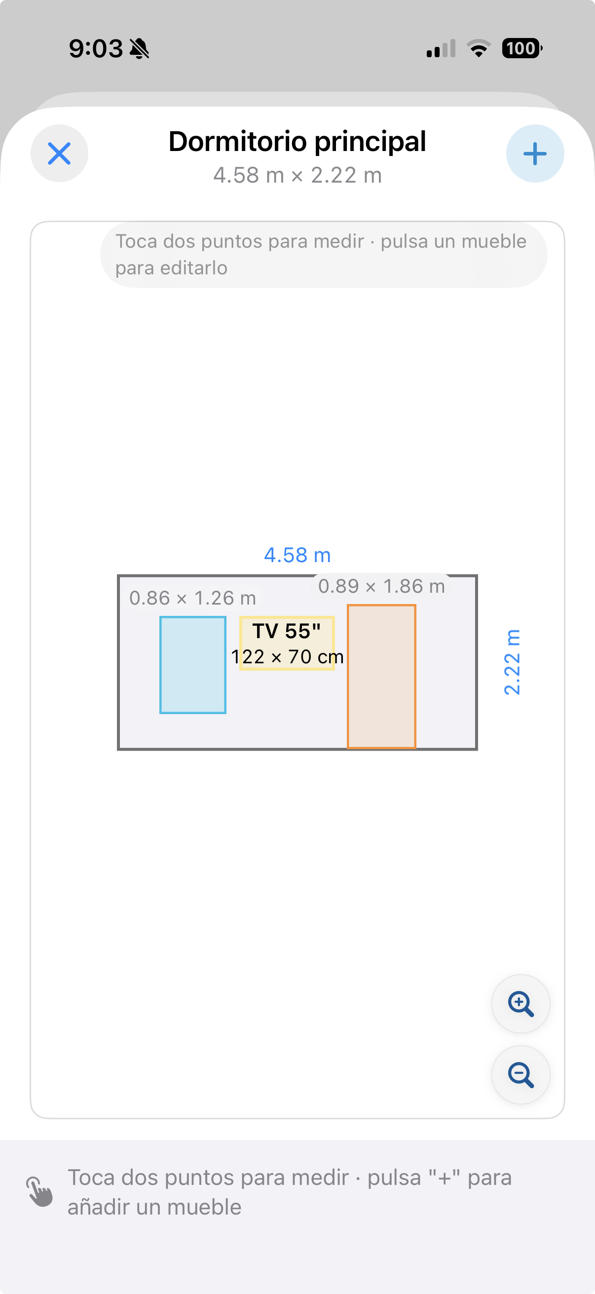 Vista frontal de una pared en RoomMap con puertas y ventanas dibujadas a escala real y muebles fantasma para comprobar si caben